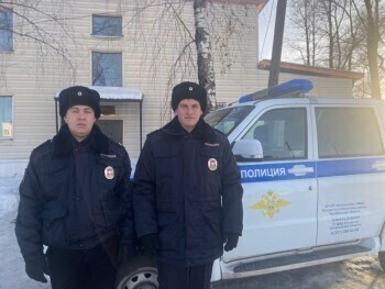 В Саткинском оказали полицейские пришли на помощь людям, в доме которых произошёл пожар 