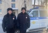 В Саткинском районе полицейские пришли на помощь людям, в доме которых произошёл пожар 