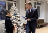 Жители Саткинского района начали дарить подарки в рамках акции «Ёлка желаний» 