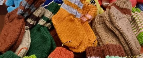 «Для меня чужих детей не бывает»: жительница Саткинского района отправила на Донбасс 200 пар носков 