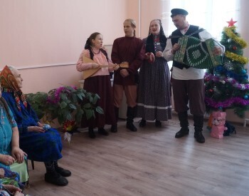Семейный фольклорный ансамбль «Родня» порадовал выступлением пациентов паллиативного отделения в Бакале 
