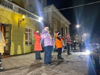 «Родители выразили недовольство»: в старой части Сатки официально открылся ледовый городок   