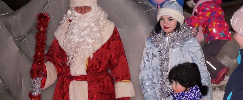 «В хоровод идут Деды Морозы и Снегурочки»: в Бакале состоялся необычный новогодний парад  