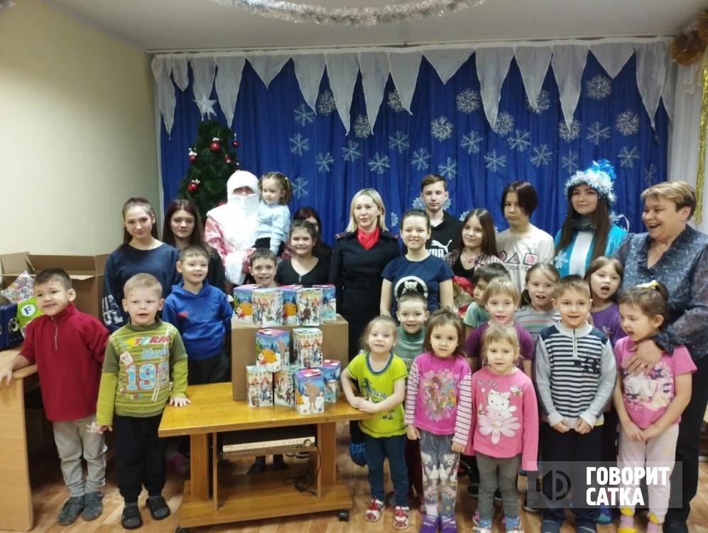 Полицейские поздравили с Новым годом детей Саткинского района 