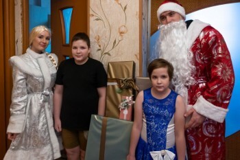 Более 40 жителей Саткинского района получили подарки в рамках благотворительной акции «Ёлка желаний» 