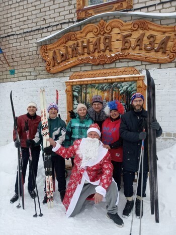 «Вместо посоха - палки»: гостей лыжной базы в Бакале встретил Дед Мороз 