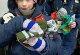 «Сделано из шерсти и сердечного тепла»: дети из Донбасса получили посылку от жительницы Сатки Зинаиды Кокшаровой 