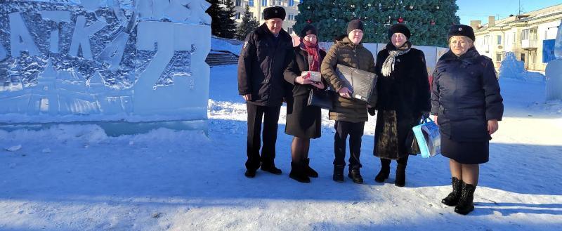 Полицейские вручили подарки семье из Сатки в рамках благотворительной акции «Ёлка желаний» 