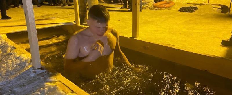 В крещенскую ночь в купель на саткинском пруду окунулись порядка 200 человек 