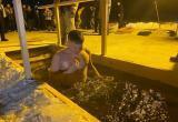 В крещенскую ночь в купель на саткинском пруду окунулись порядка 200 человек 