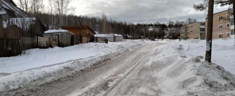 «Обочина обледенела, на дороге – колея!»: бакальцы просят провести работы по очистке от снега 