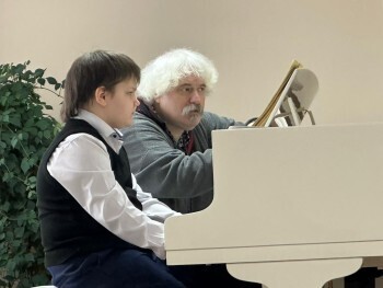 Доцент кафедры специального фортепиано Московской консерватории Михаил Лидский провёл мастер-класс в Сатке 