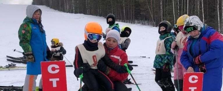 «Покоряя снежную трассу»: горнолыжники из Саткинского района приняли участие в соревнованиях 