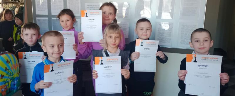 «Маленькими шагами - к большим победам»: дети из Саткинского района сразились в шахматном турнире 