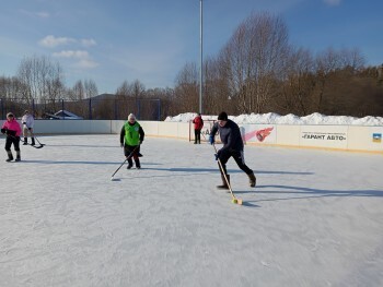 «Надели валенки – и на лёд!»: в Сатке участники Спартакиады сразились в турнире по хоккею  