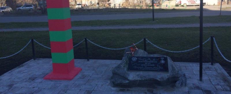 В Межевом группа мужчин добивается выделения места для установки памятника пограничникам 