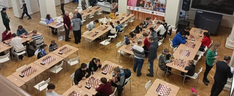 «Сражения на клетчатых полях»: 95 шахматистов приняли участие в блиц-турнире, посвященному Борису Спасскому