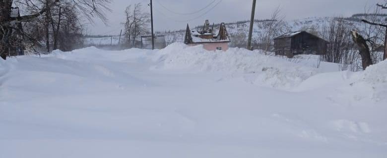 «Мы не идем, мы ползём!»: жители Иркускана просят очистить от снега улицы в посёлке 