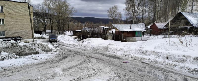 «Подкралась незаметно?»: из-за подтаявшего снега некоторые дороги Саткинского района стали труднопроходимыми  