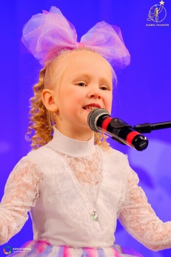  «Маленькими шагами - к большой сцене»: 6-летняя вокалистка из Бакала Маргарита Мальцева запела раньше, чем заговорила 