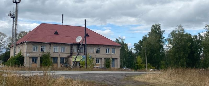 «Опасный котлован»: жительница Новой Пристани Саткинского района, выходя из дома, рискует своим здоровьем 