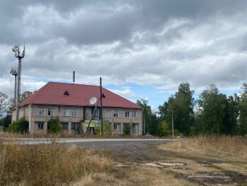 «Опасный котлован»: жительница Новой Пристани Саткинского района, выходя из дома, рискует своим здоровьем 