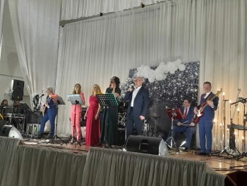 «Звучали хиты и аплодисменты»: артисты из саткинского Дворца культуры «Строитель» выступили на концерте в Юрюзани 