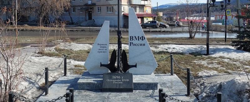 В Сатке представители «морского братства» восстановили памятник ВМФ России, разрушенный вандалами 