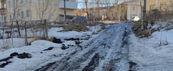 «Оттаяла проблема»: родители воспитанников саткинского детского сада № 10 пожаловались на размытую грязь на дороге 