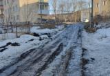 «Оттаяла проблема»: родители воспитанников саткинского детского сада № 10 пожаловались на размытую грязь на дороге 