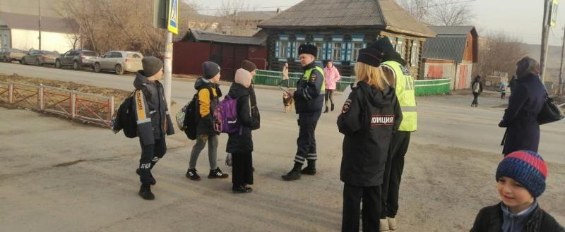 «Стойте... Проходите!»: в Сатке госавтоинспекторы проверили, соблюдают ли школьники Правила дорожного движения 
