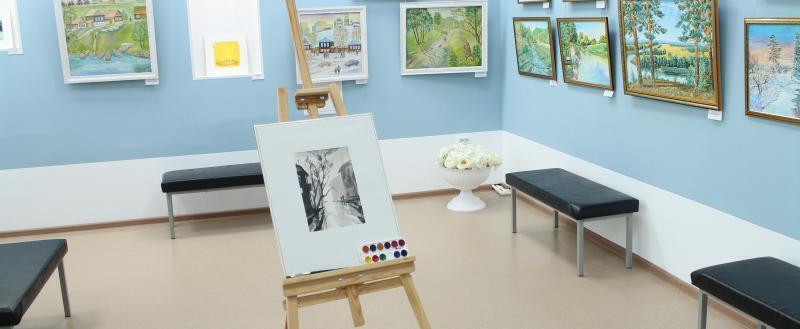 «Поддержим местных художников»: в Сатке открылась выставка «Апрельский вернисаж»