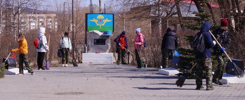 «Субботники продолжаются!»: бакальские школьники очистили от мусора аллею Героев и сквер Славы 