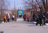 «Субботники продолжаются!»: бакальские школьники очистили от мусора аллею Героев и сквер Славы 