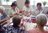 «Серебряные» волонтёры Саткинского района изготавливают броши из георгиевских лент 