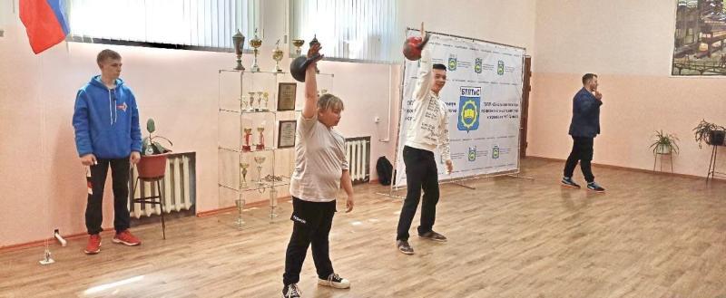 «Сильные и целеустремлённые»: гиревики продемонстрировали показательное выступление в Бакальском техникуме 