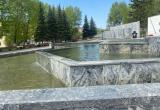 «Напоминаем: купаться опасно!»: в саткинском сквере Славы запустили фонтан 
