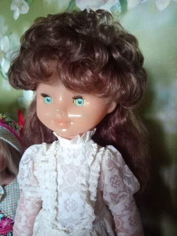 Жительница Саткинского района реставрирует куклы, чтобы передать их в детские сады  