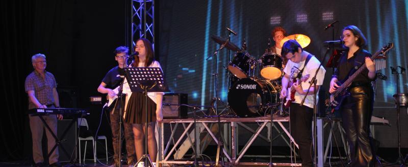 В Сатке состоялся отчетный концерт ансамблей музыкального центра «Рубиновый пульс»