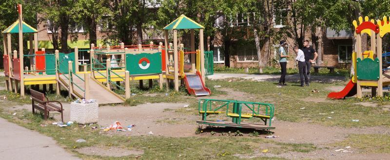 В Бакале детская площадка «зарастает» мусором 