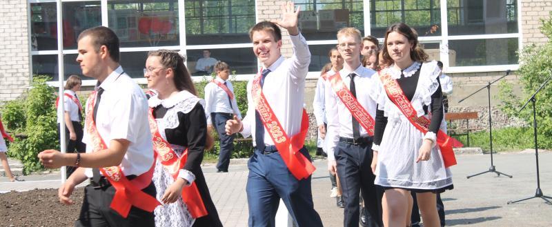«Более тысячи выпускников»: сегодня в Саткинском районе звенят последние звонки 