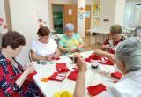 «Серебряные» волонтёры Саткинского района шьют красные опознавательные повязки для участников СВО 