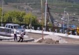 Фотофакт: в Бакале идёт благоустройство пешеходной зоны около моста 