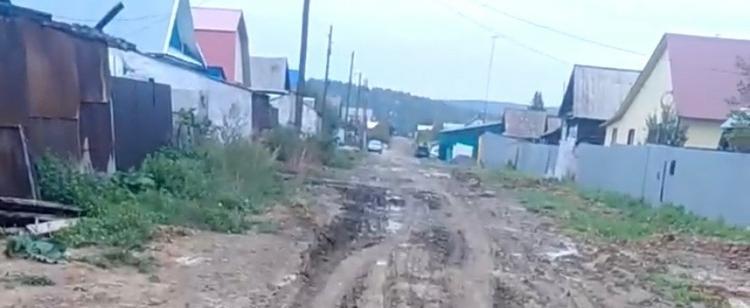 Жители межевого пожаловались на провалы в дороге из-за размытия грунта