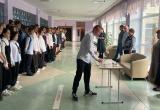 Сегодня в саткинской школе №40 состоялось открытие «Парты Героя» – нашего земляка Виталия Якушина
