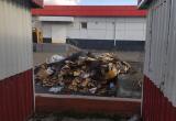 В центре Западного микрорайона Сатки гниёт большая куча мусора