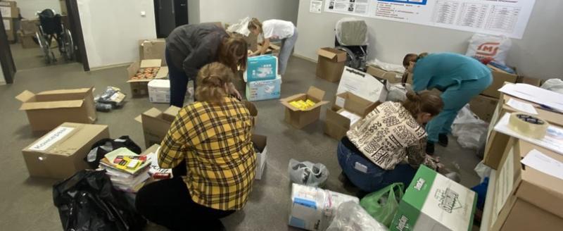 «Помощь ясиноватовцам»: более 50 коробок с гумгрузом и письма школьников отправились из Сатки в Донбас