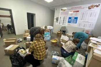 «Помощь ясиноватовцам»: более 50 коробок с гумгрузом и письма школьников отправились из Сатки в Донбас