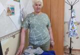 Пенсионерка из Сатки Зинаида Кокшарова готовит к отправке связанные носки, предназначенных для солдат в зоне СВО