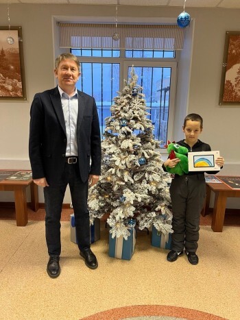 «Елка желаний»: 3-класснику Богдану из Сатки вручен планшет, который он очень хотел получить на Новый год. 